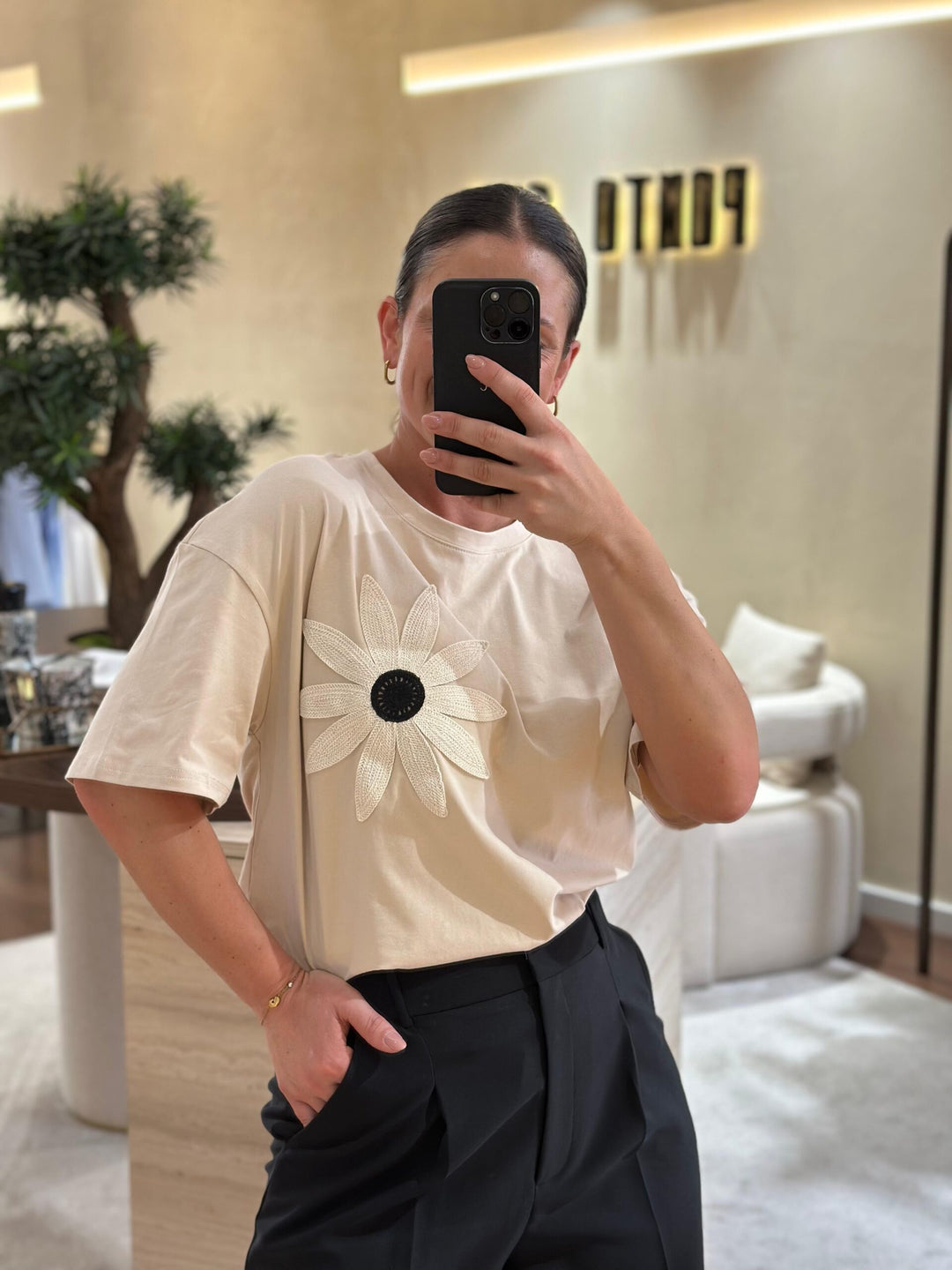 T-SHIRT BEGE COM FLOR NA FRENTE PONTO CHIC