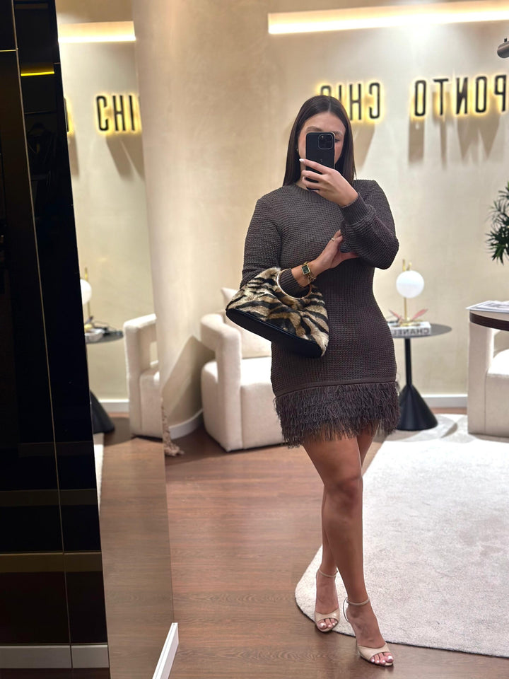 VESTIDO EM MALHA CASTANHO COM FRANJAS PONTO CHIC