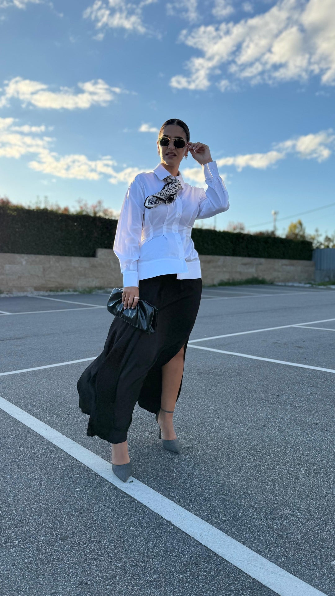 LENÇO BRANCO COM PADRÃO MONOGRAMA PRETO PONTO CHIC