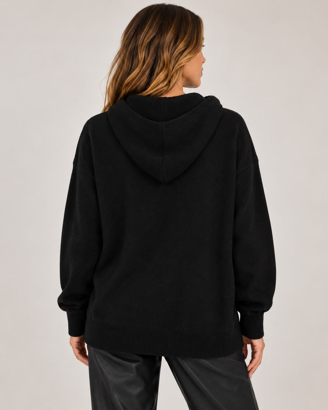 Camisola preta com capuz e coração bordado Ruga | Ponto Chic
