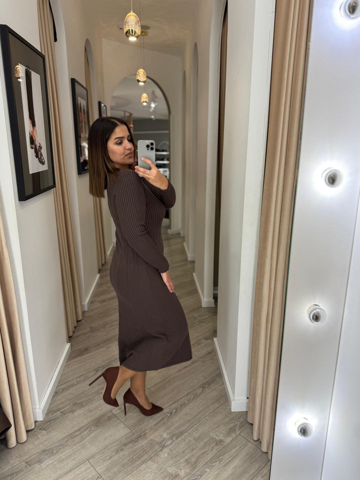 VESTIDO DE MALHA CASTANHO PONTO CHIC