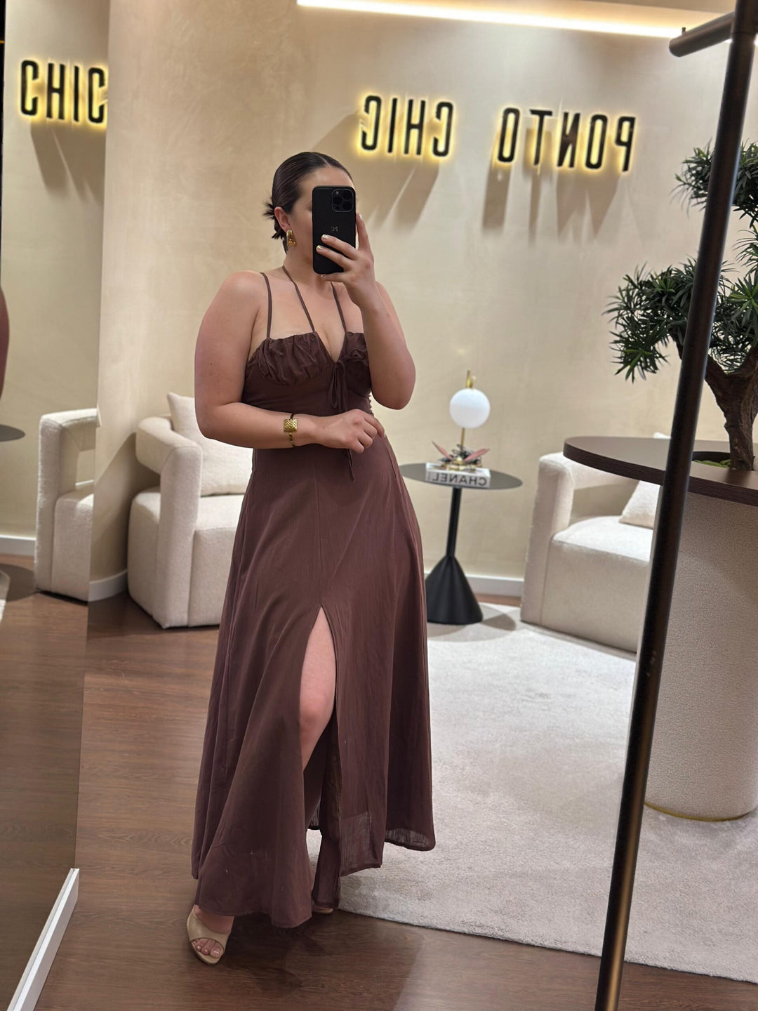 VESTIDO COMPRIDO CASTANHO COM RACHA PONTO CHIC