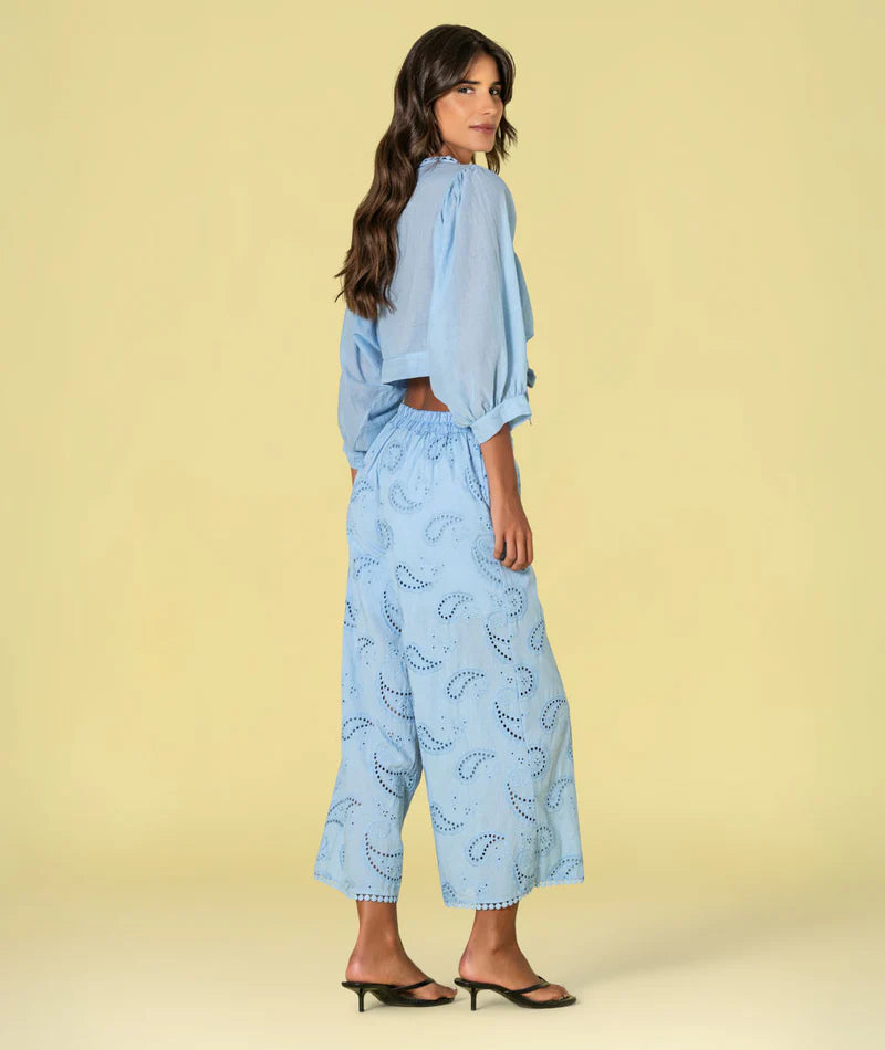 BLUSA AZUL FLUIDA COM BORDADO INGLÊS RUGA
