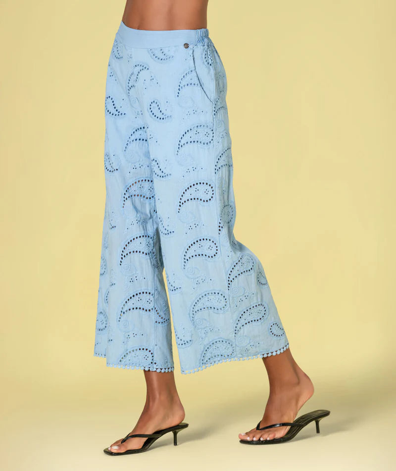 CALÇA CULOTE AZUL COM BORDADO INGLÊS RUGA