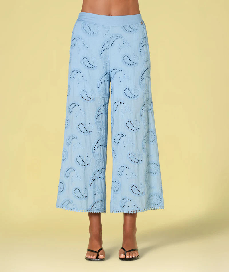 CALÇA CULOTE AZUL COM BORDADO INGLÊS RUGA
