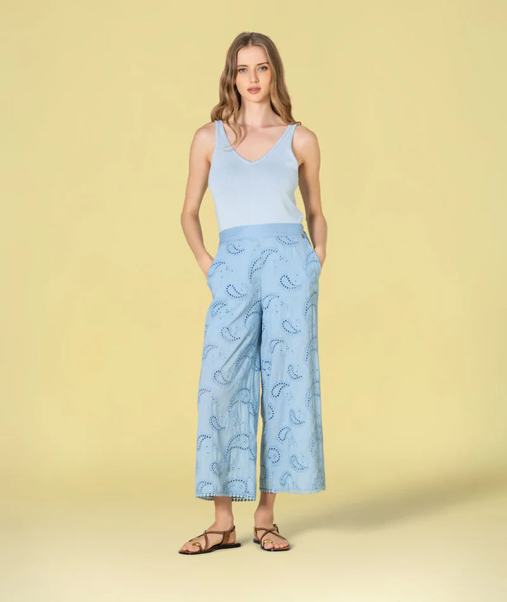 CALÇA CULOTE AZUL COM BORDADO INGLÊS RUGA