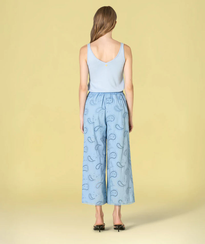 CALÇA CULOTE AZUL COM BORDADO INGLÊS RUGA