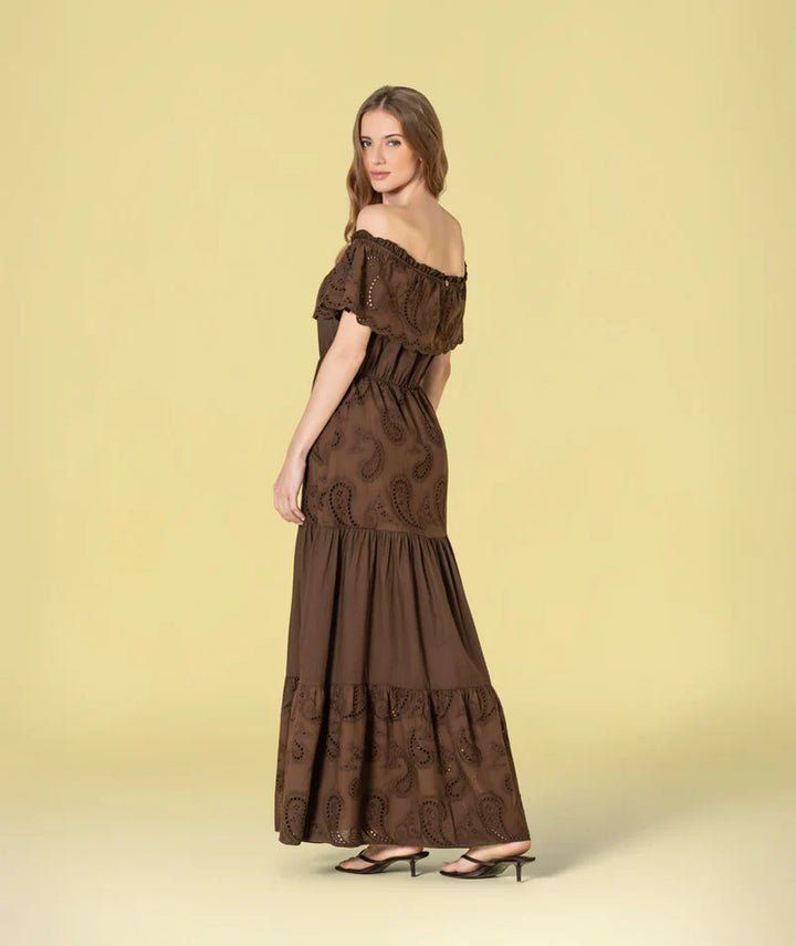 VESTIDO COMPRIDO CASTANHO COM BORDADO INGLÊS RUGA