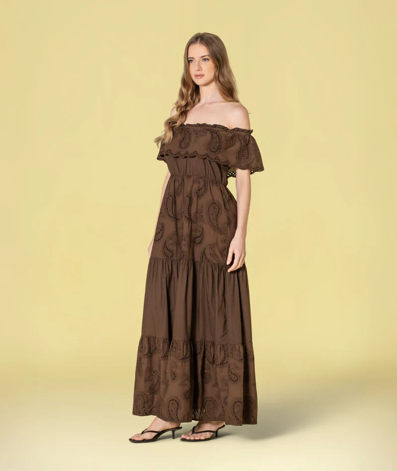 VESTIDO COMPRIDO CASTANHO COM BORDADO INGLÊS RUGA