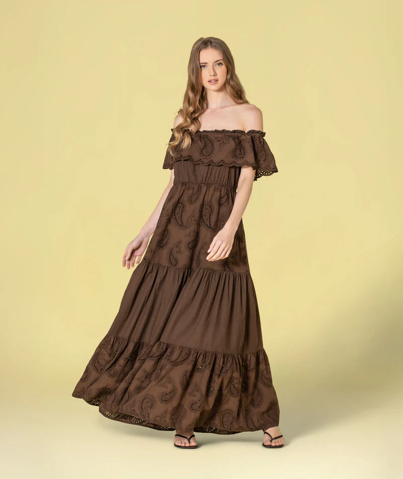 VESTIDO COMPRIDO CASTANHO COM BORDADO INGLÊS RUGA