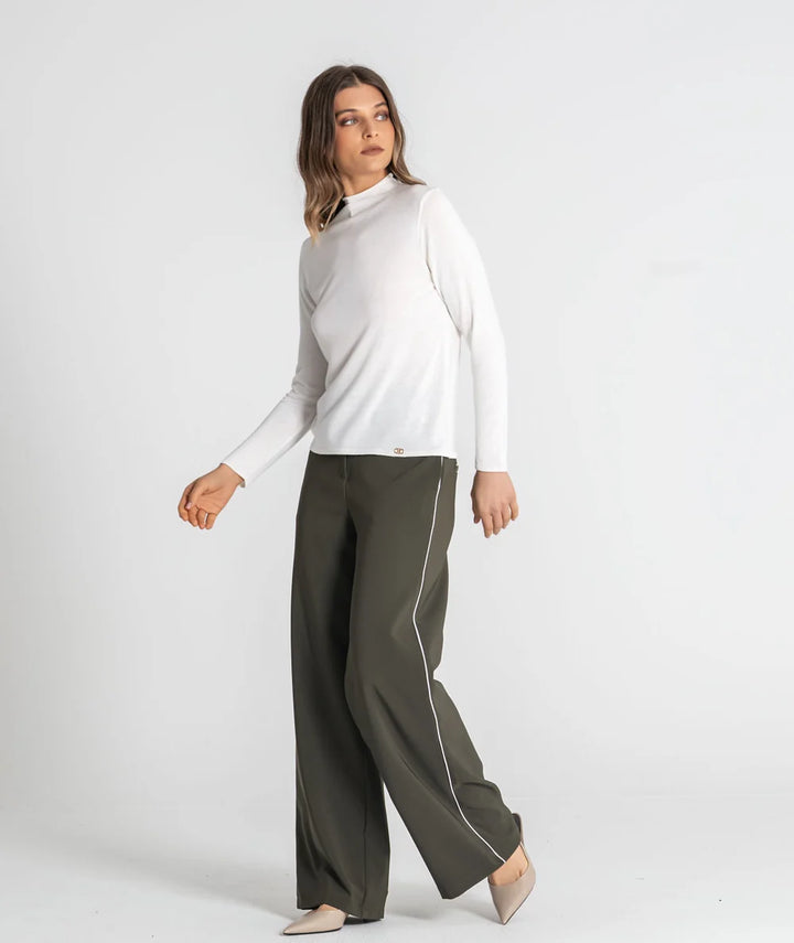 CALÇA VERDE KAKI COM RISCA BRANCA LATERAL RUGA