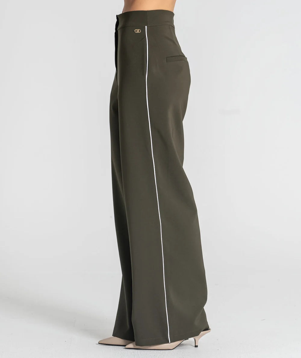 CALÇA VERDE KAKI COM RISCA BRANCA LATERAL RUGA