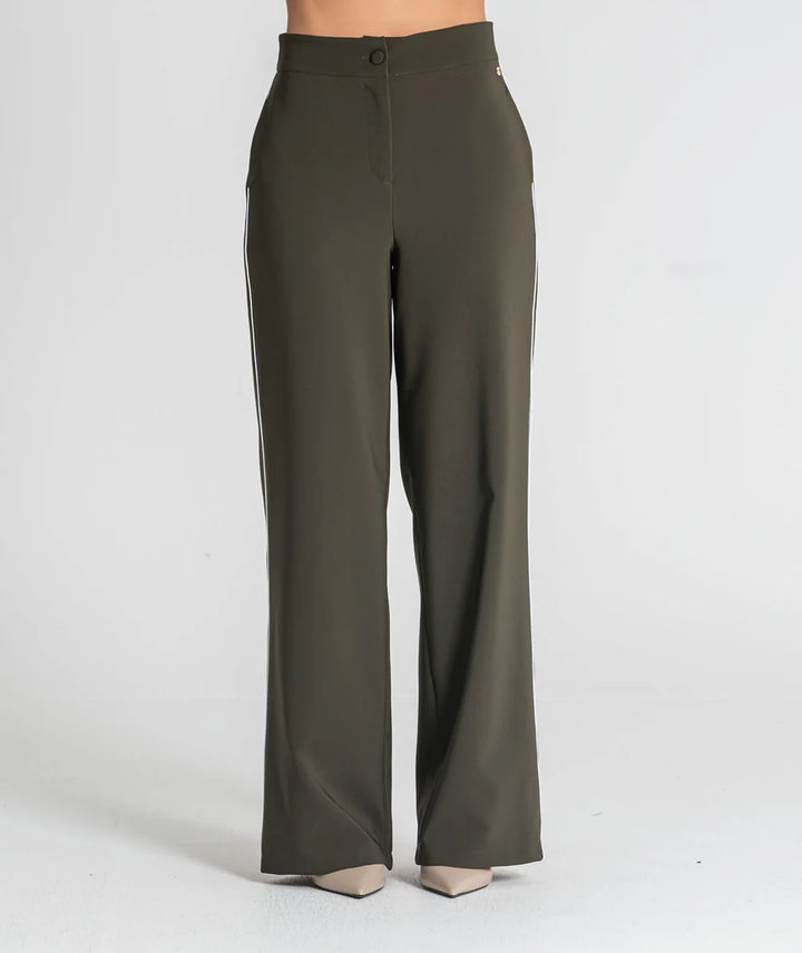 CALÇA VERDE KAKI COM RISCA BRANCA LATERAL RUGA