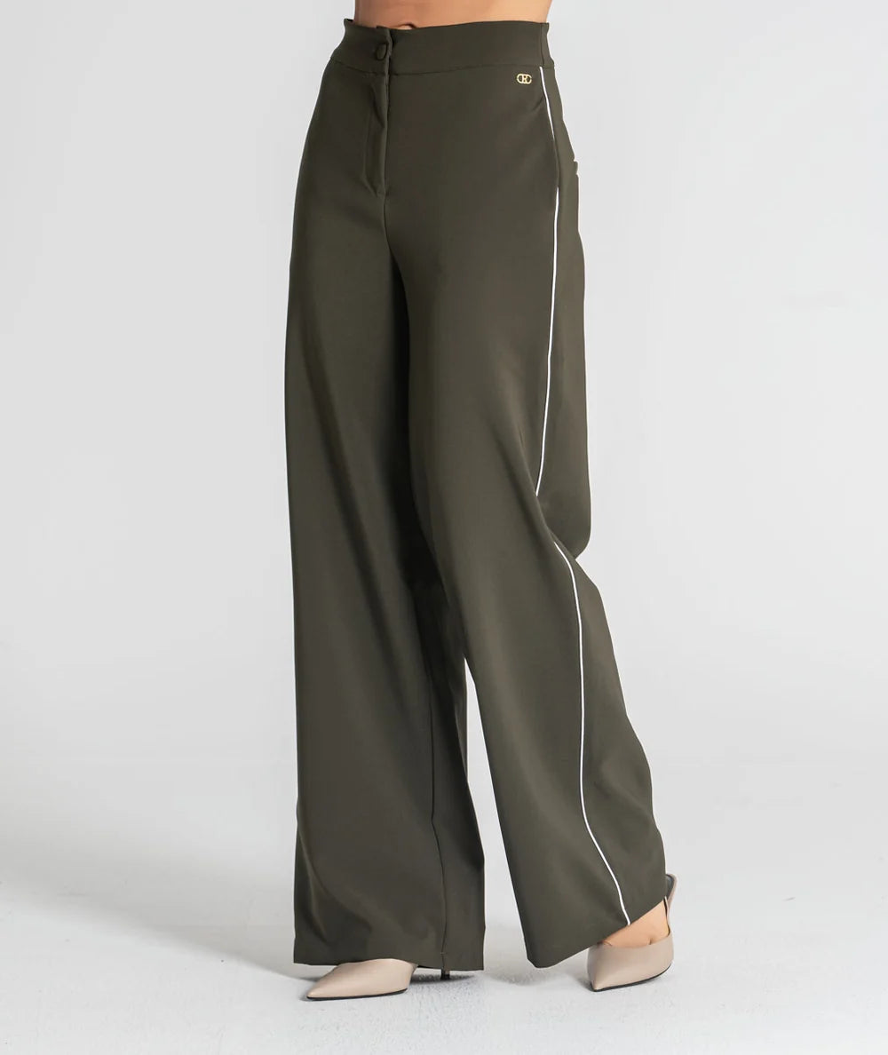 CALÇA VERDE KAKI COM RISCA BRANCA LATERAL RUGA