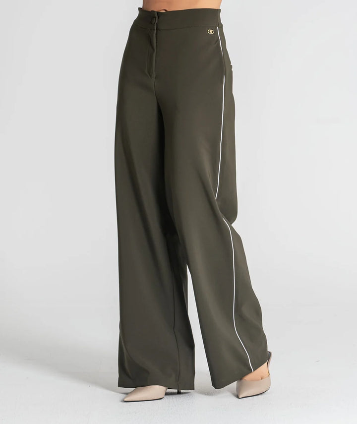 CALÇA VERDE KAKI COM RISCA BRANCA LATERAL RUGA