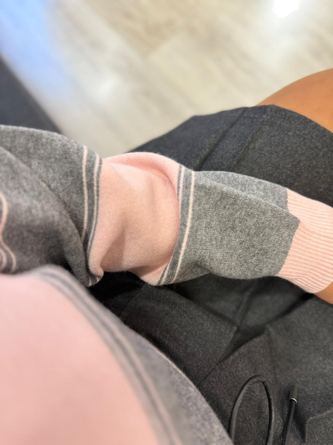 POLO CINZA E ROSA COM DECOTE EM V PONTO CHIC