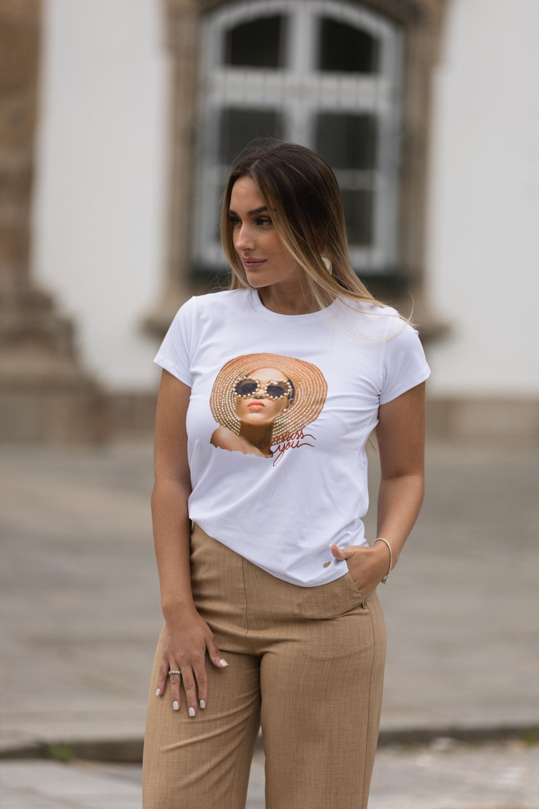 T-SHIRT COM ESTAMPADO E APLICAÇÕES MISS YOU