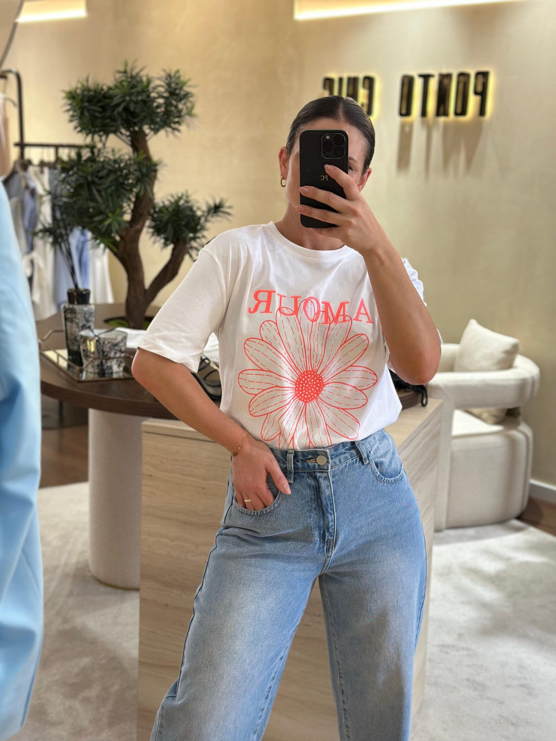T-SHIRT BRANCA COM ESTAMPADO AMOUR PONTO CHIC
