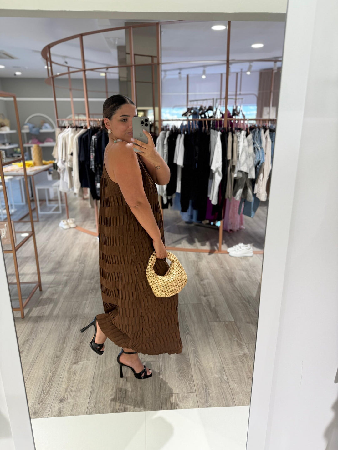 VESTIDO CASTANHO TECIDO TRABALHADO PONTO CHIC