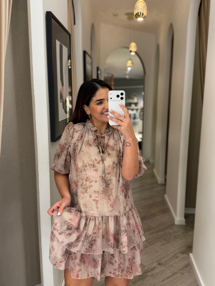 VESTIDO TAUPE FLORAL COM FOLHOS PONTO CHIC