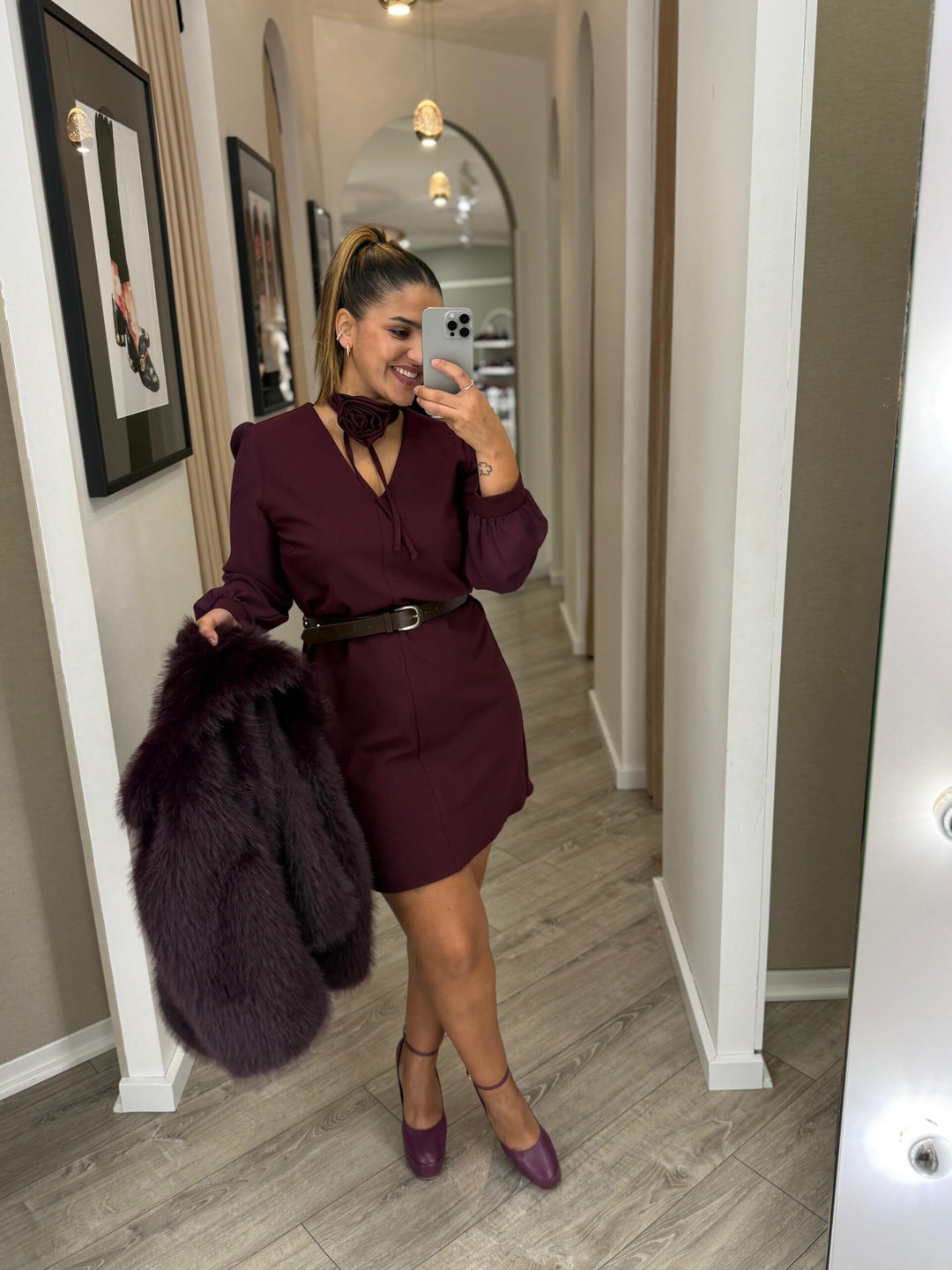 VESTIDO BORDÔ COM MANGAS TRANSPARENTES RINASCIMENTO