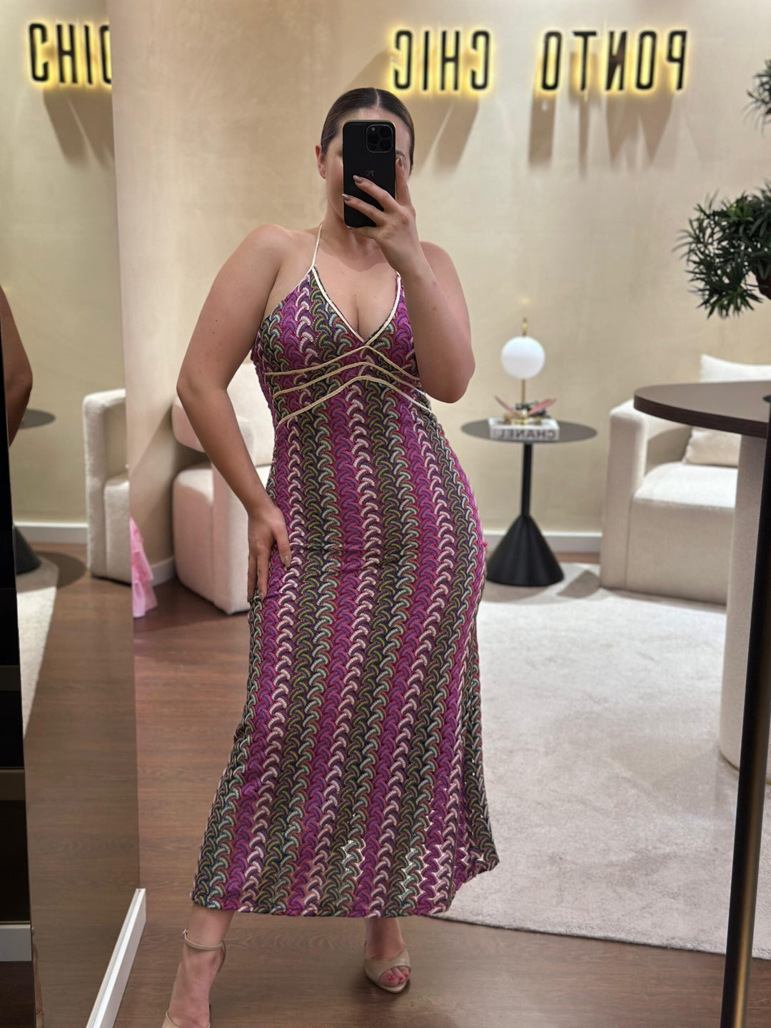 VESTIDO COMPRIDO TECIDO TRABALHADO PONTO CHIC