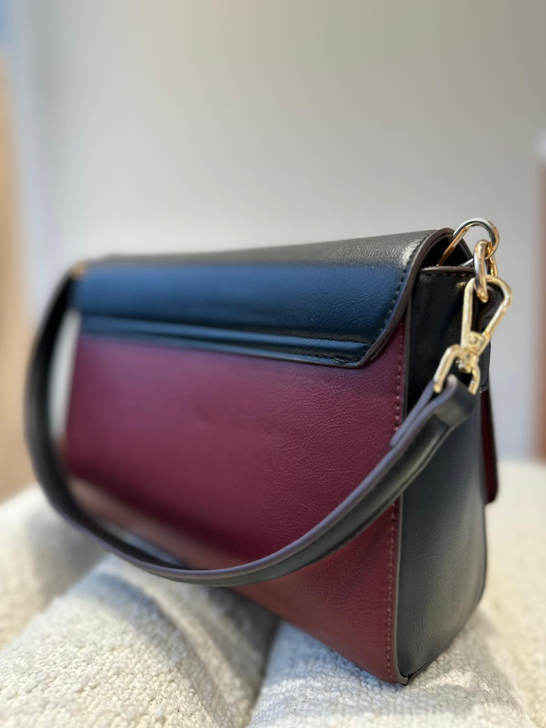 MALA PRETA E BORDEAUX COM FECHO DOURADO PONTO CHIC