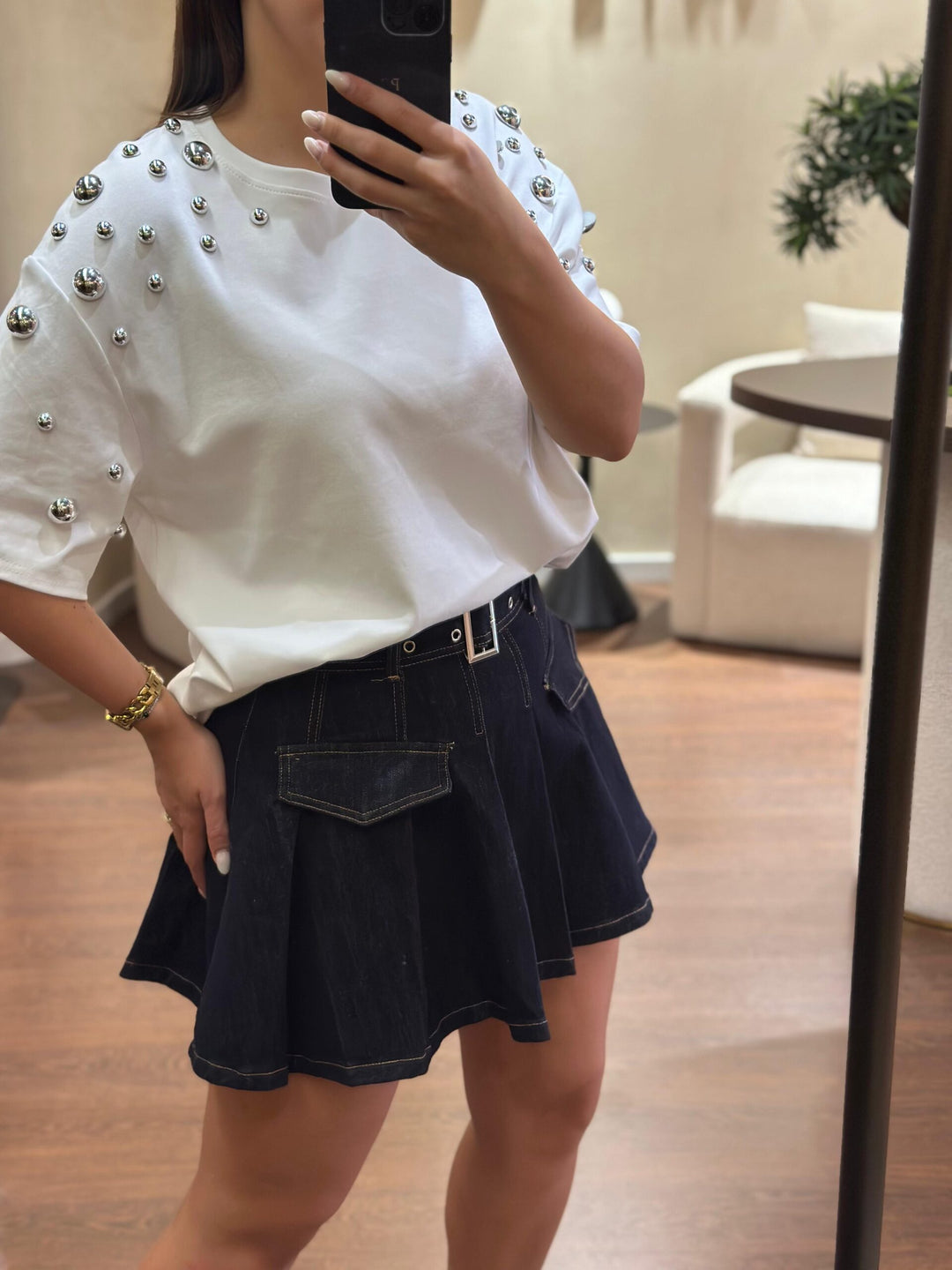 T-SHIRT BRANCA COM PÉROLAS METÁLICAS PONTO CHIC