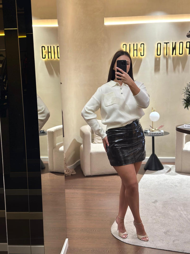 MALHA POLO BRANCO COM BOTÕES DECORATIVOS PONTO CHIC