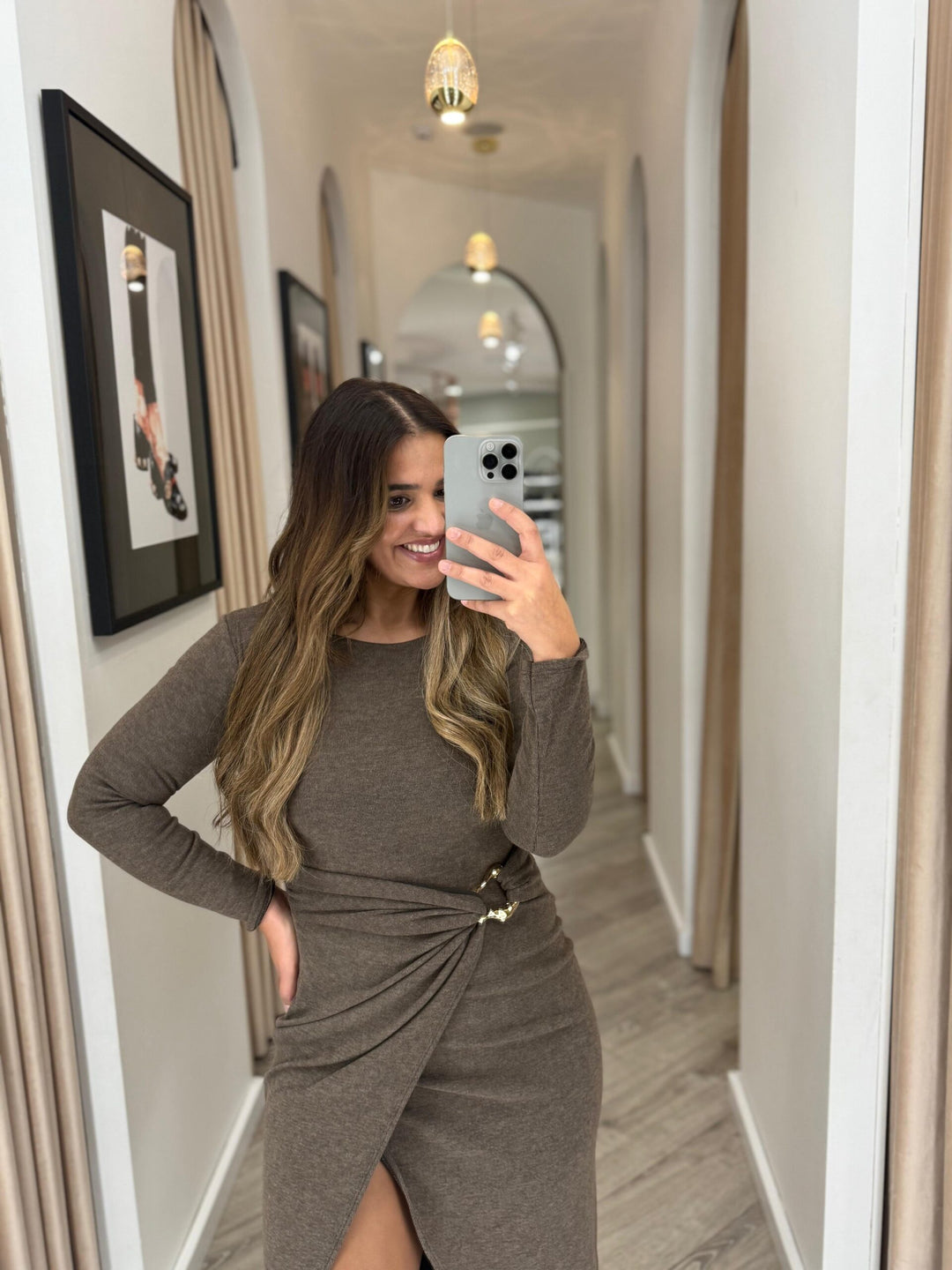 VESTIDO CASTANHO COM FIVELA DOURADA PONTO CHIC