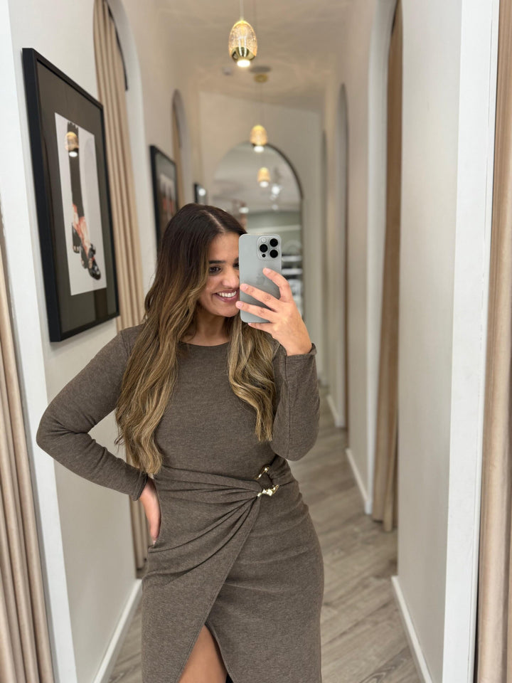 VESTIDO CASTANHO COM FIVELA DOURADA PONTO CHIC