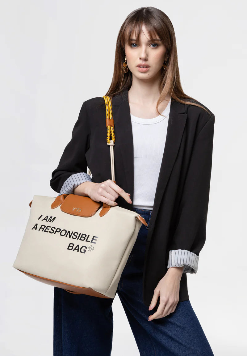BOLSA BEGE COM MENSAGEM E DETALHES EM PELE CAMEL PONTO CHIC