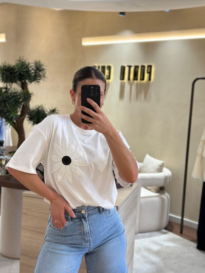 T-SHIRT BRANCA COM FLOR NA FRENTE PONTO CHIC