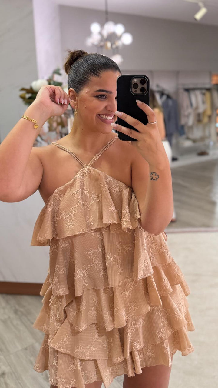 VESTIDO NUDE CURTO COM FOLHOS PONTO CHIC