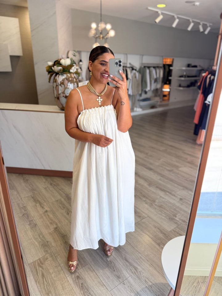 VESTIDO BRANCO FLUÍDO COM PREGAS PONTO CHIC