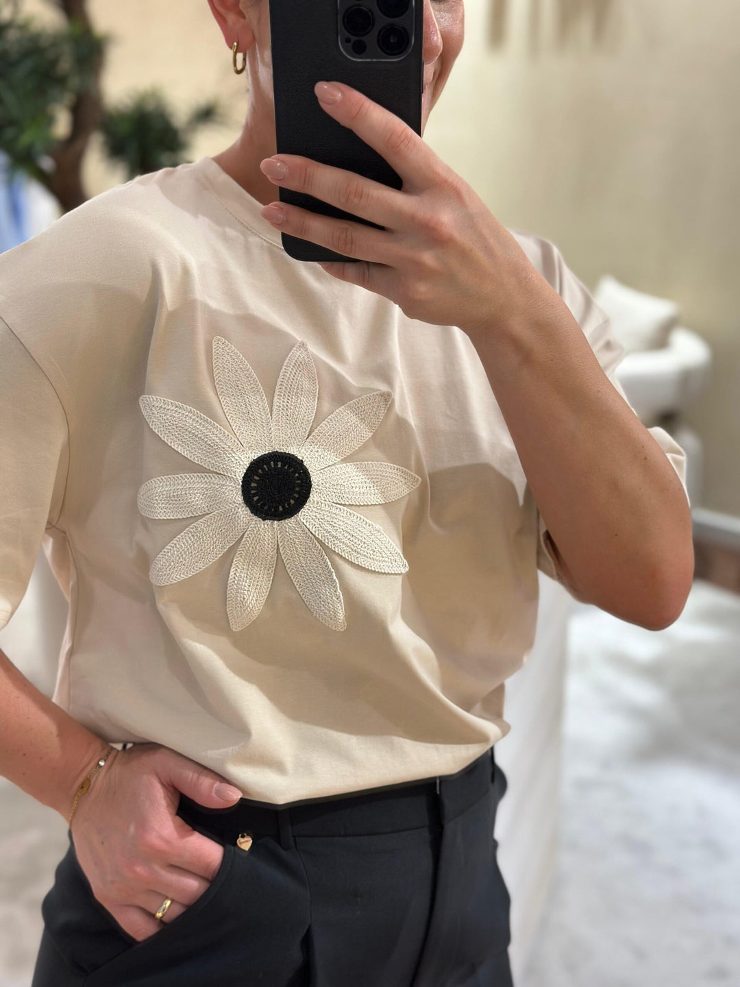 T-SHIRT BEGE COM FLOR NA FRENTE PONTO CHIC