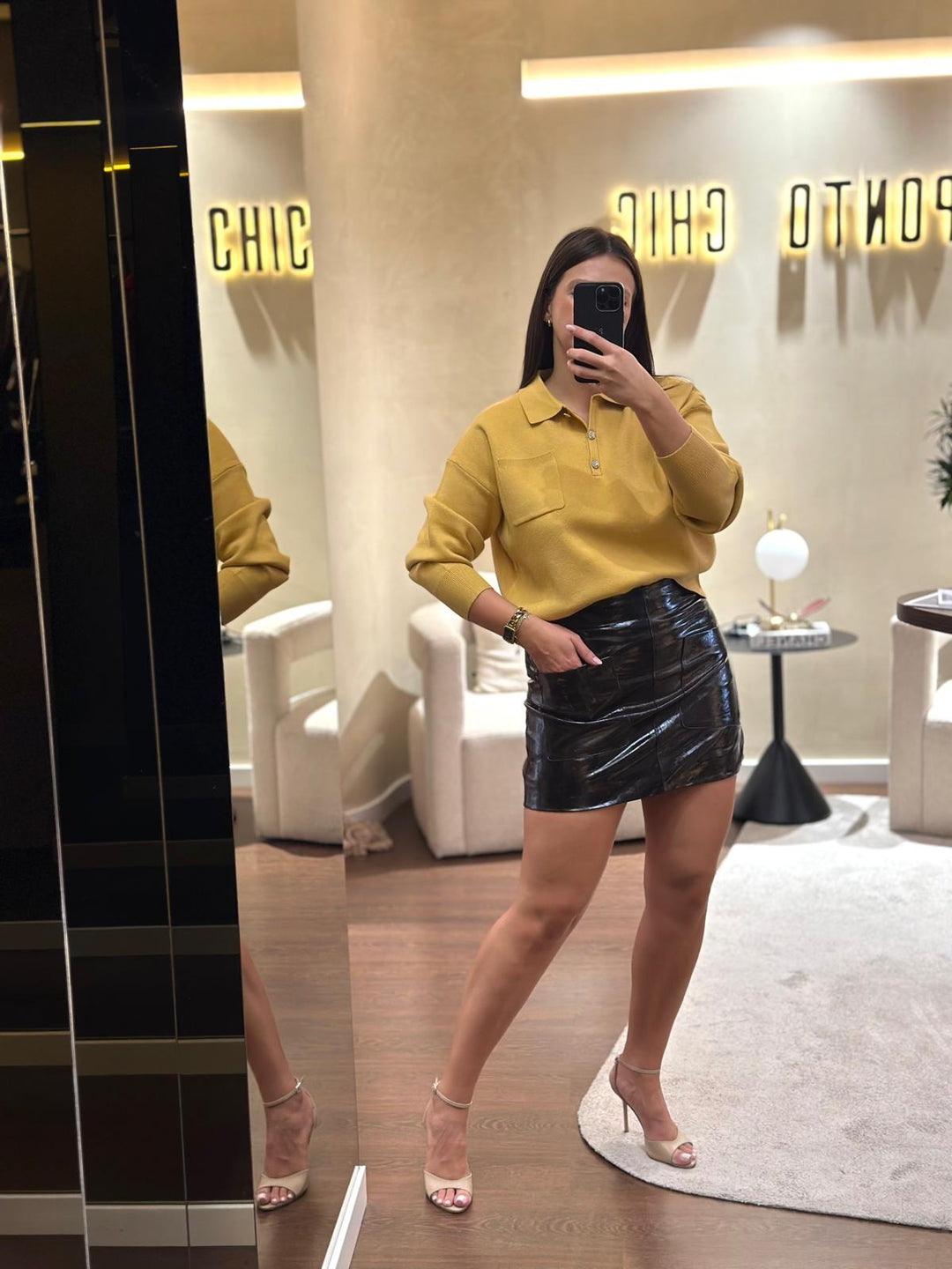 MALHA POLO AMARELO COM BOTÕES DECORATIVOS PONTO CHIC