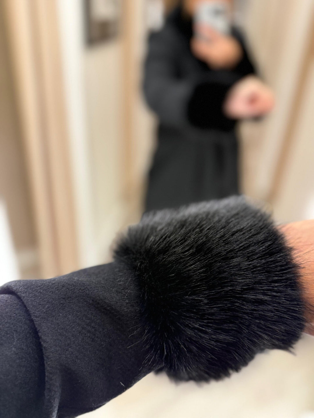 CASACO CURTO PRETO COM PELO PONTO CHIC