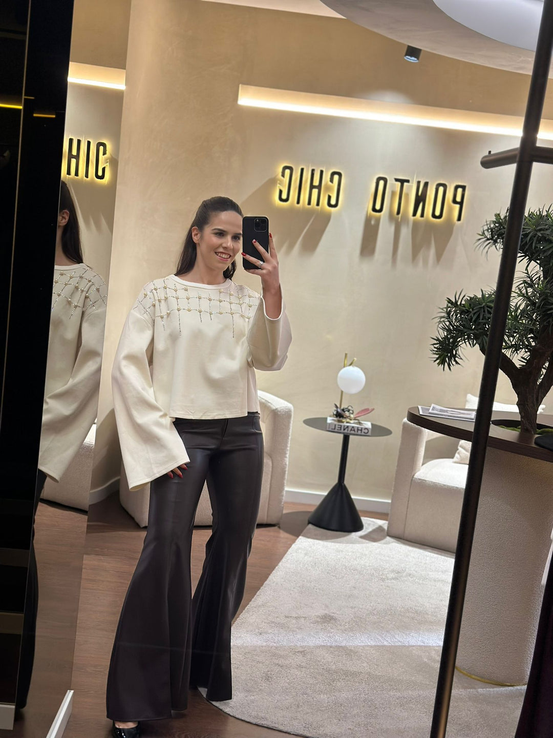 SWEATSHIRT BEGE COM APLICAÇÃO DE PÉROLAS LANÇA PERFUME