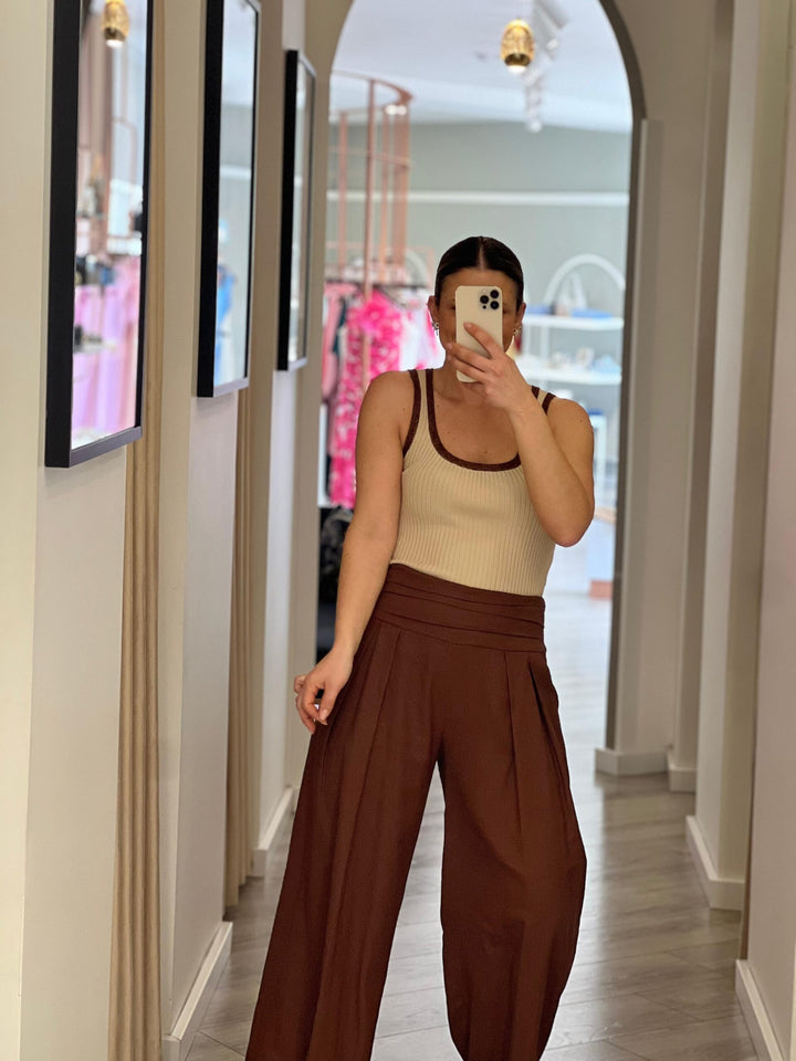 PANTALONA COM FRANZIDO CASTANHO ESCURO GAELLE PARIS