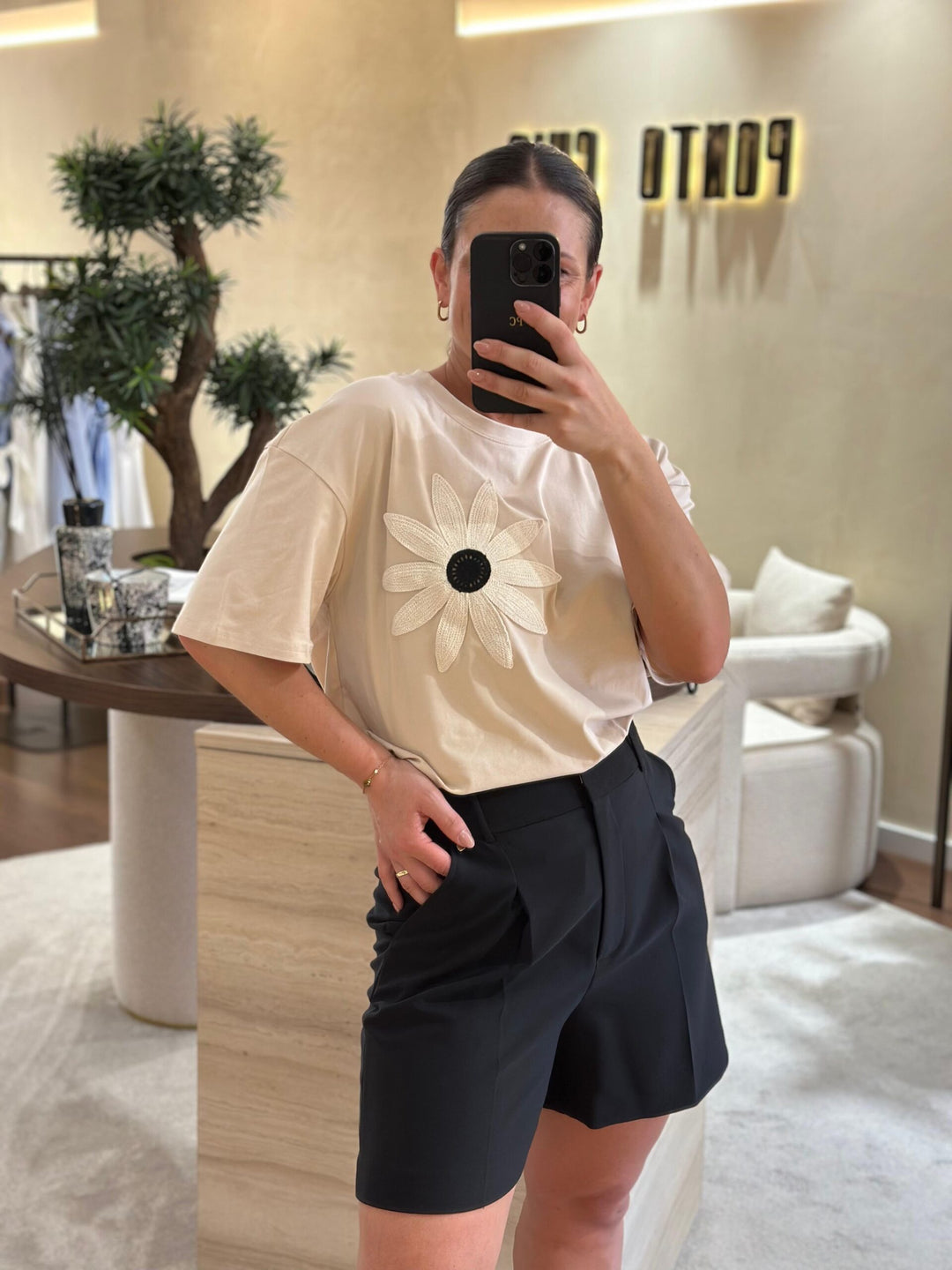 T-SHIRT BEGE COM FLOR NA FRENTE PONTO CHIC