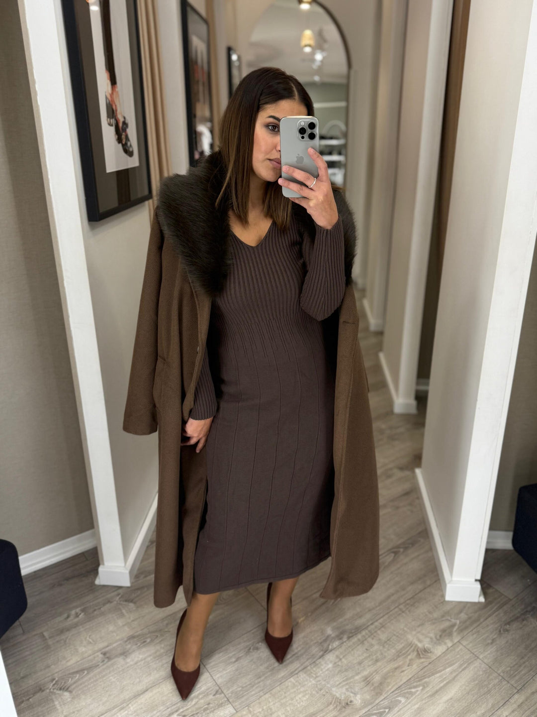 VESTIDO DE MALHA CASTANHO PONTO CHIC
