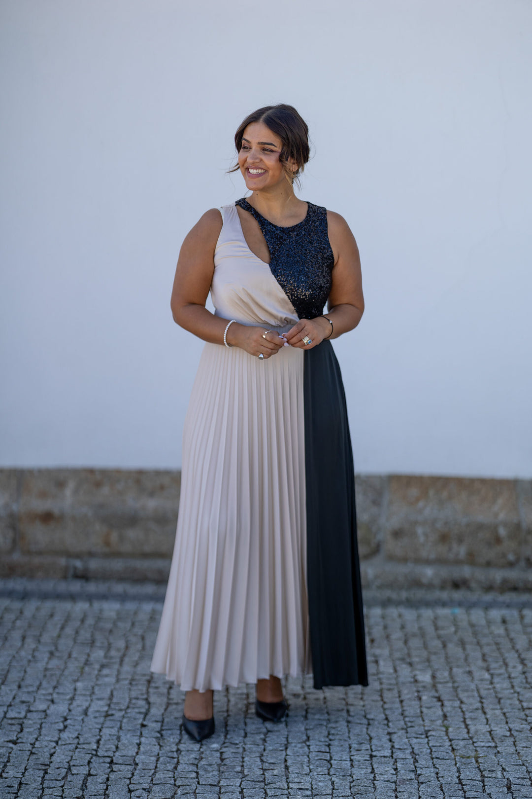 VESTIDO BEGE E PRETO PLISSADO COM LANTEJOULAS RINASCIMENTO