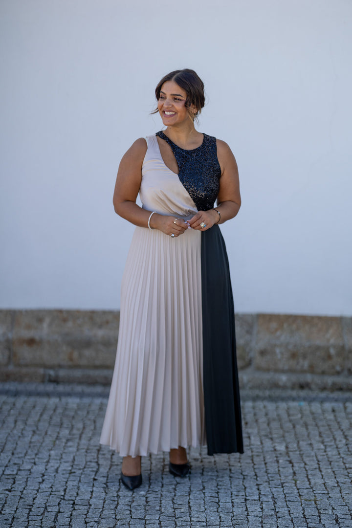 VESTIDO BEGE E PRETO PLISSADO COM LANTEJOULAS RINASCIMENTO