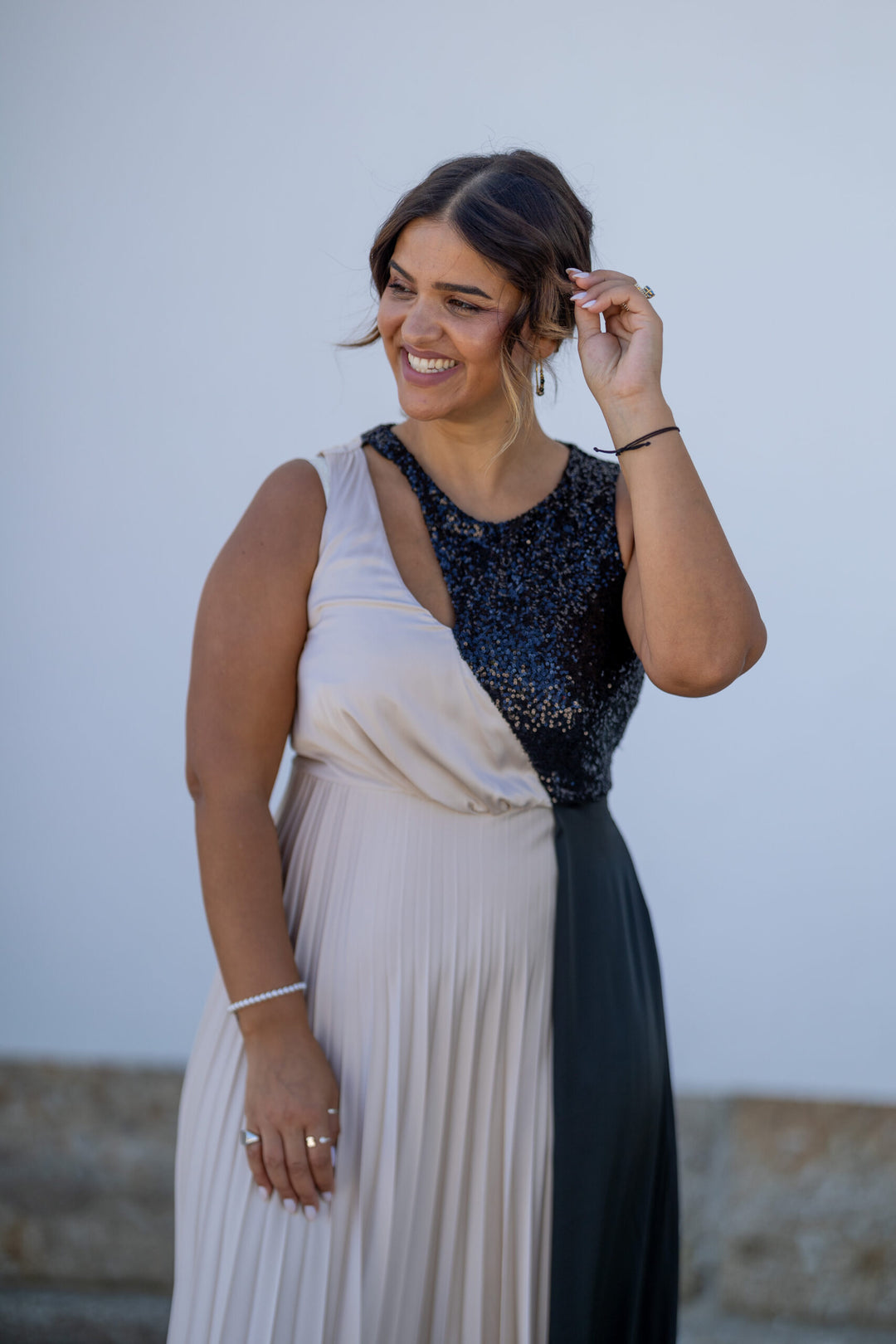 VESTIDO BEGE E PRETO PLISSADO COM LANTEJOULAS RINASCIMENTO