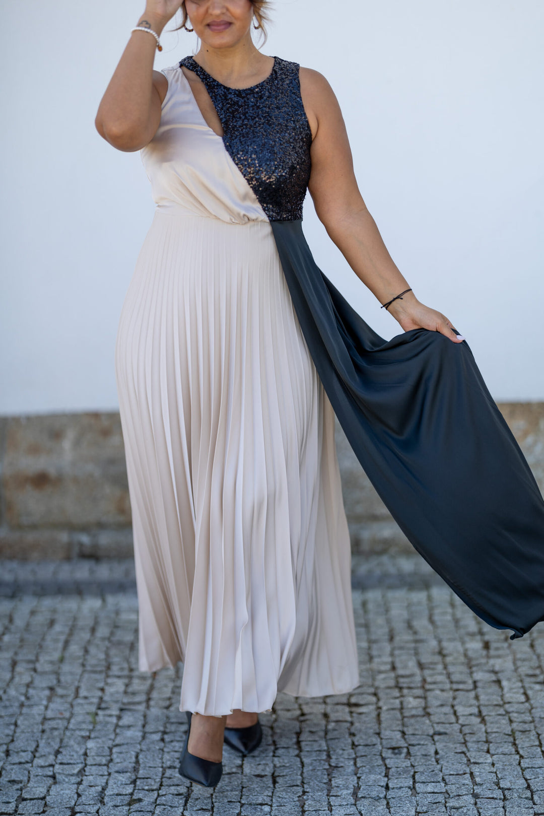 VESTIDO BEGE E PRETO PLISSADO COM LANTEJOULAS RINASCIMENTO