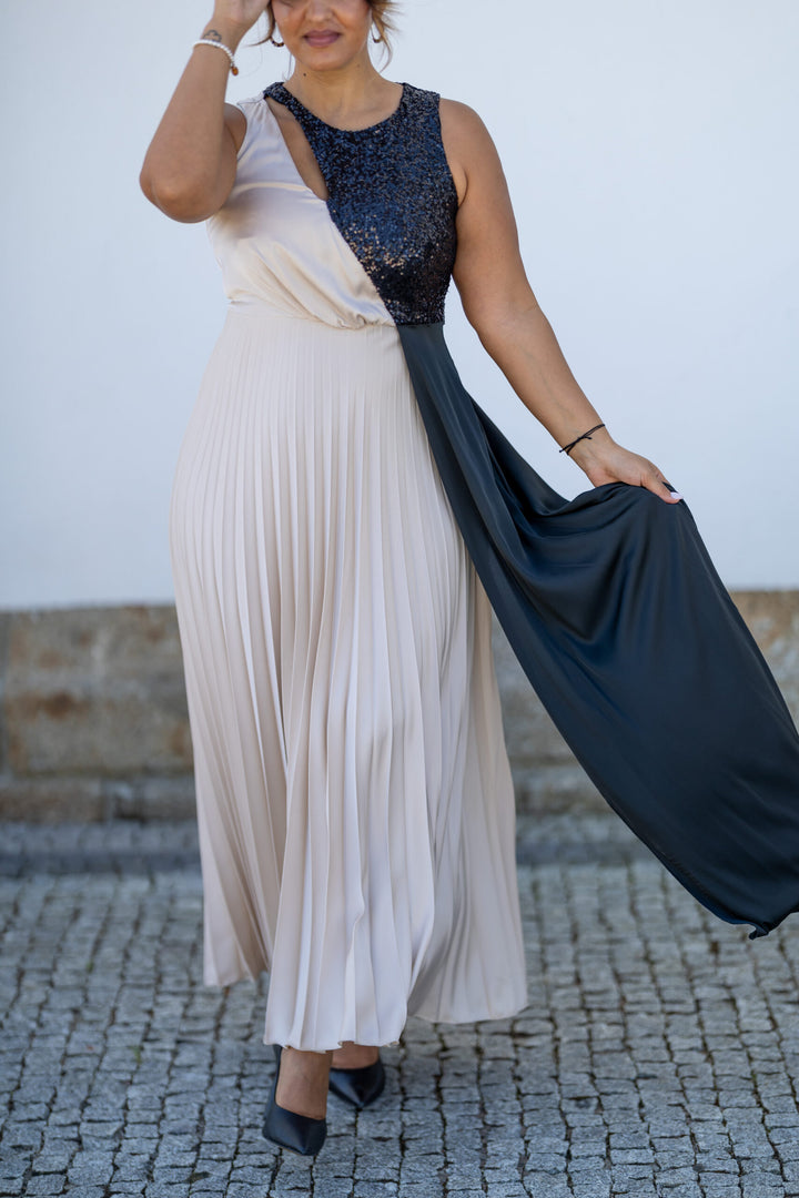 VESTIDO BEGE E PRETO PLISSADO COM LANTEJOULAS RINASCIMENTO