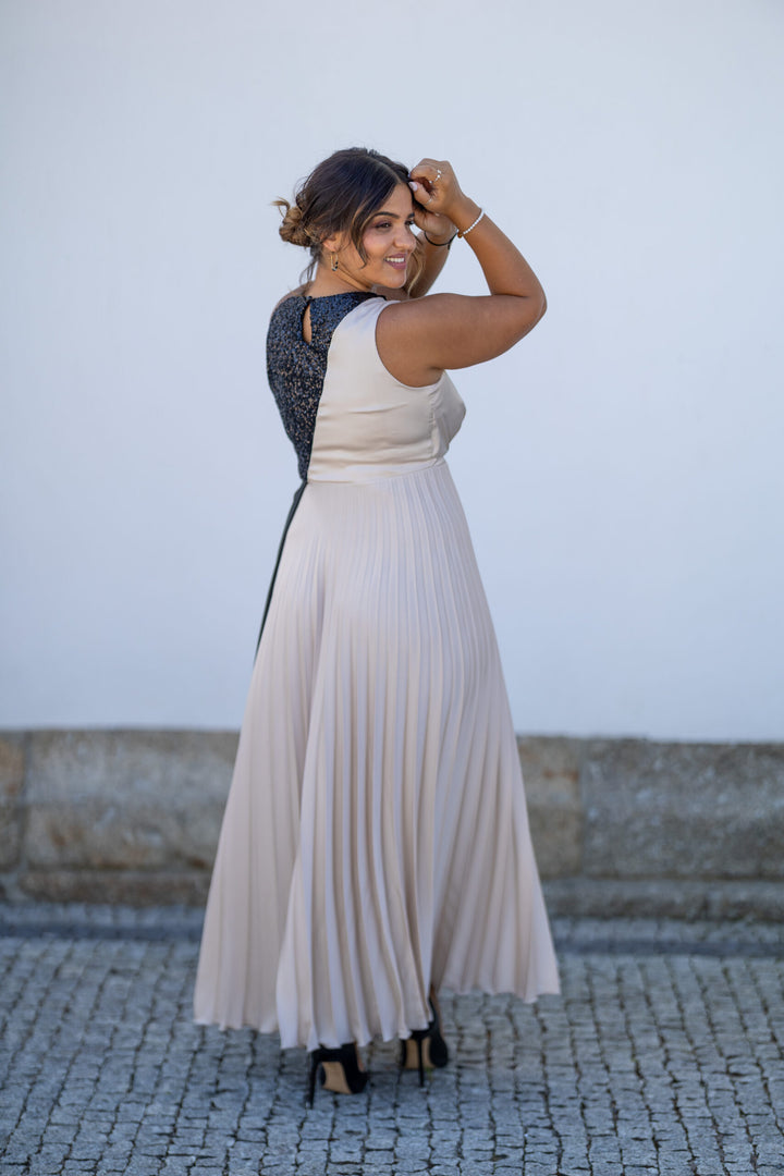 VESTIDO BEGE E PRETO PLISSADO COM LANTEJOULAS RINASCIMENTO