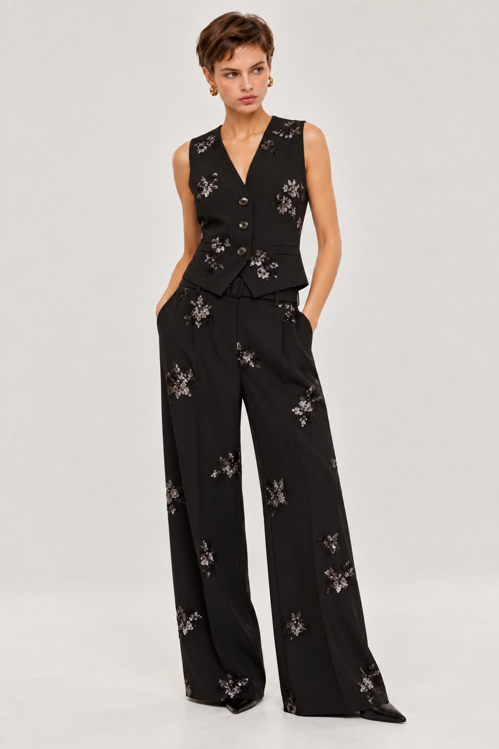 CALÇA PRETA WIDE LEG COM APLICAÇÕES FLORAIS EM LANTEJOULAS E CINTO IMPERIAL