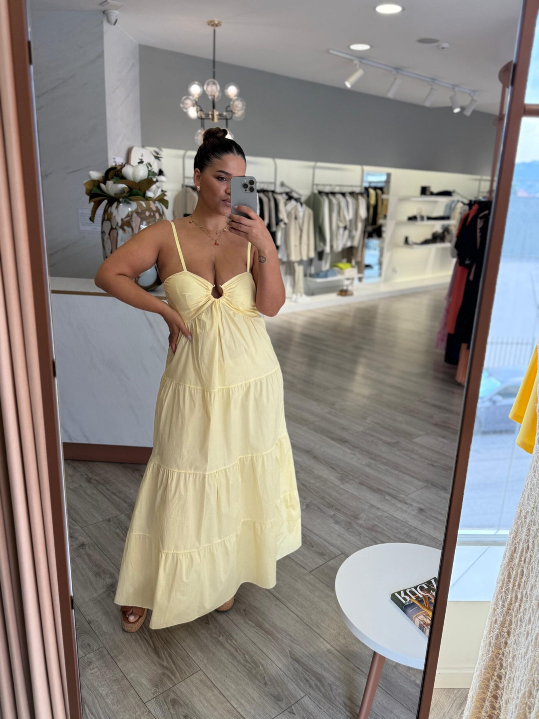 VESTIDO AMARELO FLUÍDO COM FOLHOS PONTO CHIC